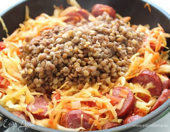 Добавить отваренную чечевицу и потушить еще мин 5.