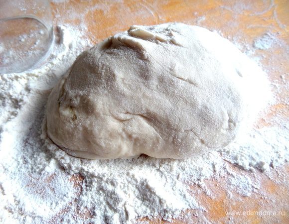 Вот столько теста у меня осталось от рецепта: http://www.edimdoma.ru/retsepty/65034-vareniki-s-kartoshkoy-postnye  Я его убрала в холодильник под плёнку и вскоре использовала.