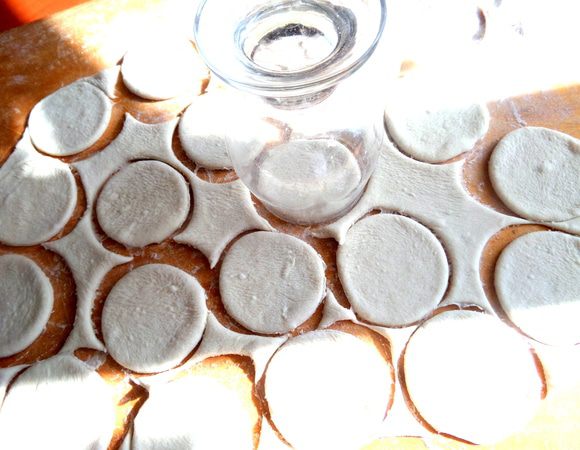 Снова раскатываем на доске с мукой и вырезаем стаканом или рюмкой кружки.