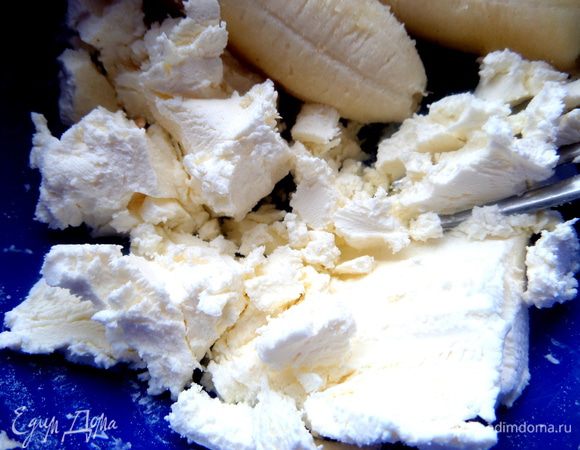 Разминаем его вилкой...