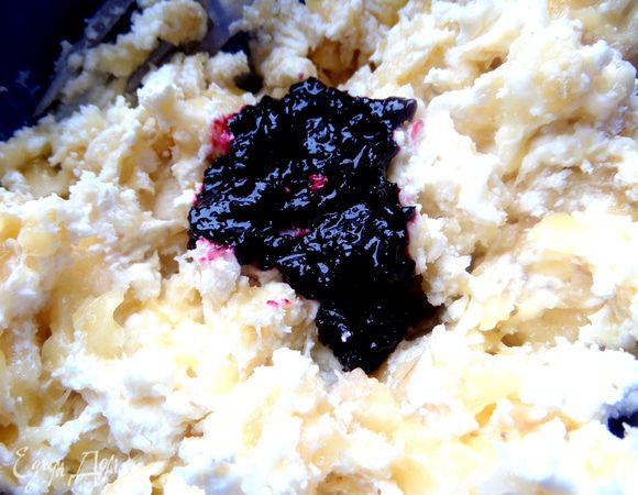 Для сластинки и для цвета (Вы же знаете,не могу я без цвета!) добавила ложку варенья.