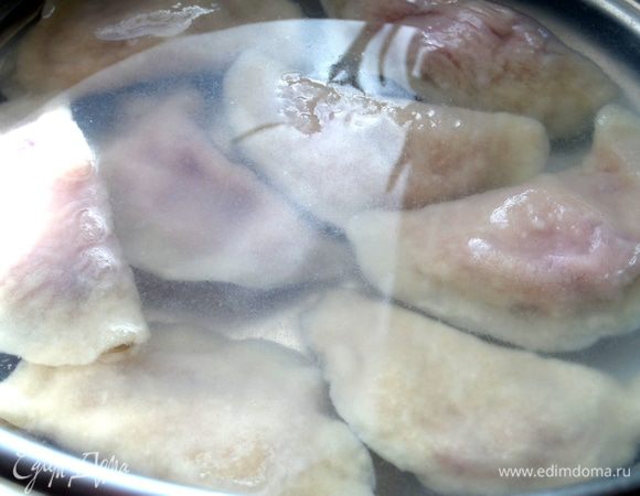 И варим,пока не всплывут,а ложкой помогаем им не прилипнуть ко дну,иначе разорвуться и начинка выплывет!