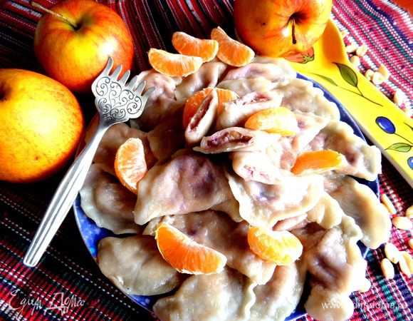 А вот такие они в разрезе! Начинка очень нежная и обалденно вкусная,а вместе с постным тестом можно смело кушать,не боясь,что много калорий)))