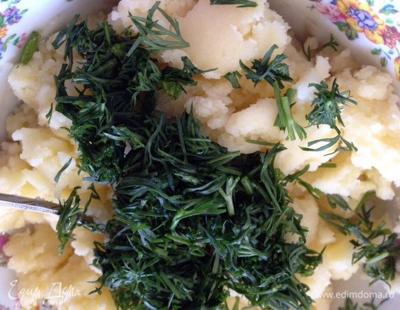Картофель отварить,размять и добавить сливочное масло (у меня оставалось с вечера пюре). Дать остыть. Затем добавить зелень и молотый перец, хорошо перемешать.