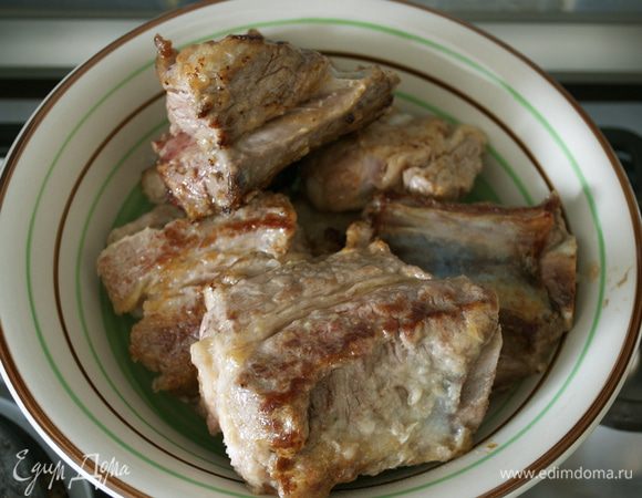 Переложить на блюдо и сохранять в тепле. 