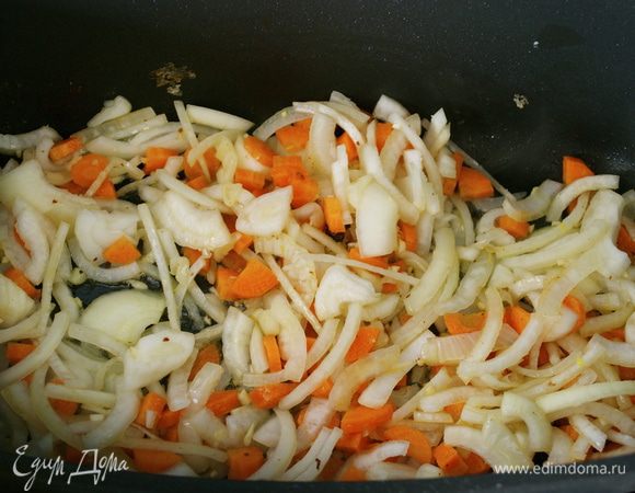 В кастрюлю положить овощи. Посолить, поперчить и обжаривать примерно 7-10 минут, время от времени помешивая.