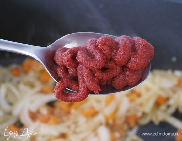 Затем добавить к овощам томатный концентрат... Специально показываю его "крупным планом" ))) т.к. у меня спрашивают, что он из себя представляет. Я так полагаю, что в России он называется просто томатная паста... Томатное пюре... )))