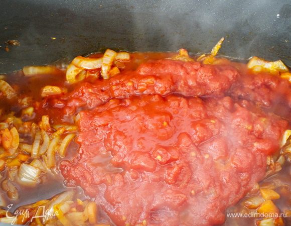 Теперь добавить вино, консервированные томаты (кусочками), говяжий бульон...