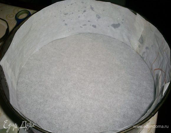 Для начала подберем форму (желательно разъемную), диаметр которой равен диаметру вашей вафли. Дно и бока формы для удобства я рекомендую выстелить бумагой для выпечки. Мне подошла форма диаметром 23 см. Меньше брать не желательно. Предупреждаю, что форму лучше брать с высокими бортиками. У моей высота бортиков 7,5 см и во время выпечки торт поднимался до самого верху.