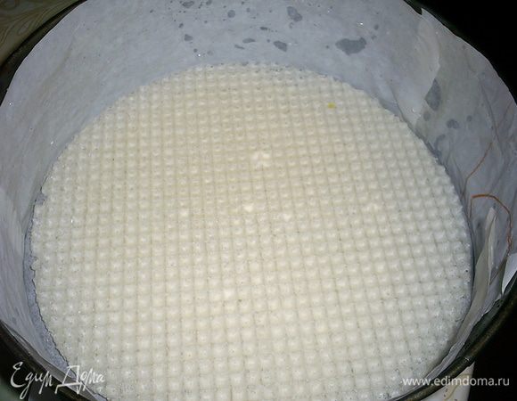 Кладем вафлю на дно формы. Кстати, бока можно не выстилать бумагой. Тогда торт получится более ровным. А чтоб достать его из формы, понадобиться провести ножом вдоль ее стенок.