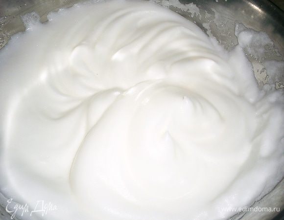 Взбиваем охлажденные белки в сухой чистой емкости до устойчивых пиков. вы должны добиться состояния, когда белки не выпадают из емкости при ее переворачивании.
