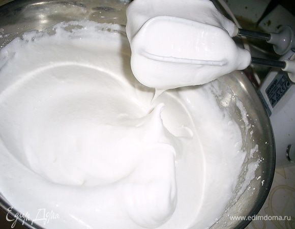 Теперь, не прекращая взбивания, добавляем по одной столовой ложке сахар с ванилином, каждый раз взбивая до однородности. Мы вновь должны получить массу с устойчивыми пиками.