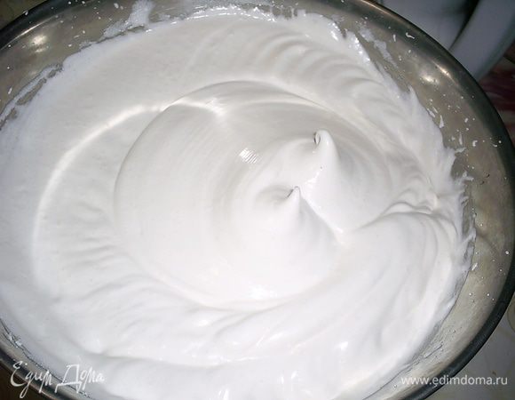 Теперь, не прекращая взбивания, вливаем тонкой струйкой жидкий мед (густой предварительно растопите на паровой бане) взбиваем до получения однородной упругой глянцевой массы со стойкими пиками.