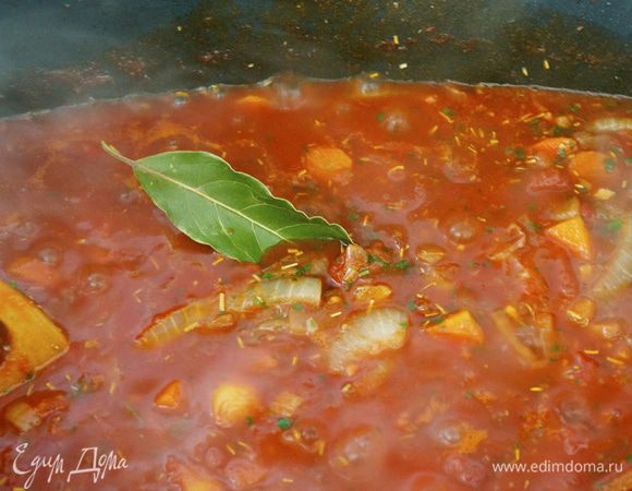 Мелко нарезанную петрушку, орегано и положить лавровый лист. 