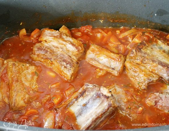 Выложить в соус ребрышки. 