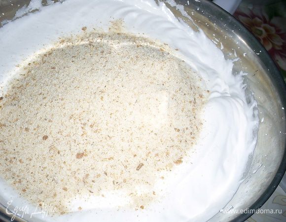 Пришло время добавить сухари. Можно взять белые панировочные, однако под названием "белые", в пачке с магазинными, как правило, могут быть и ржаные (проверенно на своем опыте). Поэтому я смолола на кофемолке 50 граммов сухарей, чтоб быть уверенной в их качестве. аккуратно перемешиваем лопаткой движениями сверху-вниз от краев к центру.