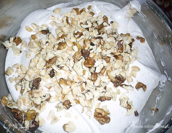 Теперь добавляем грубо нарубленные обжаренные орехи. У меня грецкие и фундук. Вы можете взять свои любимые.