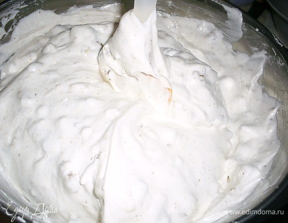 Вновь аккуратно перемешиваем. Получается густая пышная масса, лопатка в которой не падает.