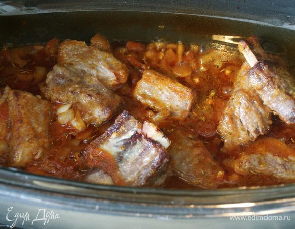 Накрыть кастрюлю крышкой (у меня стеклянная) и поставить в духовку томиться на 2,5-3 часа. До готовности мяса, чтобы оно начало отходить от костей... 