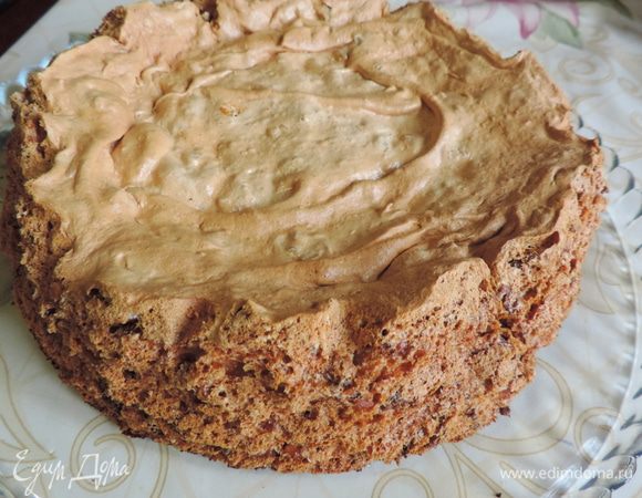 Во время выпечки тесто сильно увеличится и поднимется до краев, а затем плавно опадет. не пугайтесь! Это нормально. Если вы не выстилали бумагой стеночки формы, то переверните форму вверх дном на решетку и оставьте остывать. Если выстилали - пусть остывает в обычном положении. Полностью остывший бисквит освобождаем от формы.