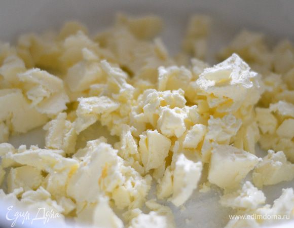 Мелко порубить холодное сливочное масло.