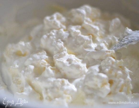 Добавить сметану, вилочкой перемешать.