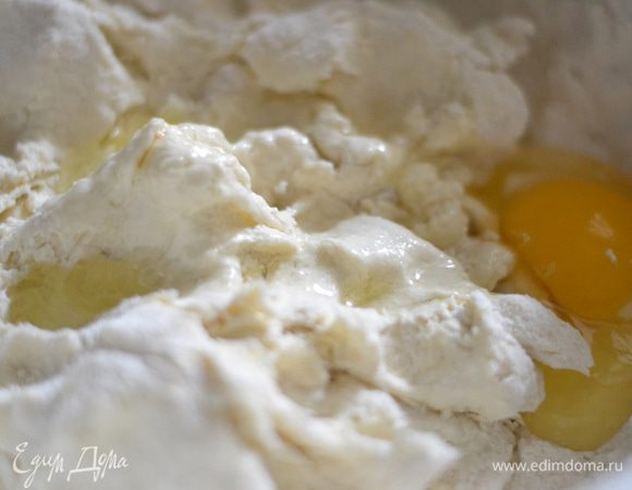 Добавить просеянную муку, соду, погашенную лимонным соком, яйцо.