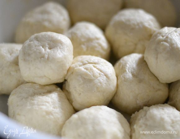 Скатать тесто в шарики, получается около 12–15 небольших колобков.