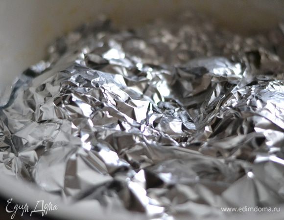 Накрыть и отправить в холодильник на час, тем временем можно заняться кремом.