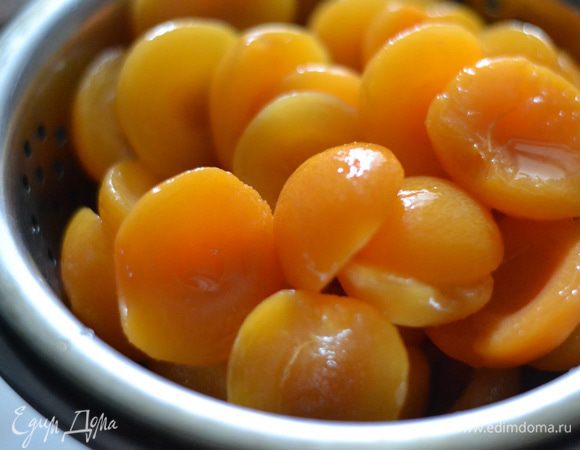 Абрикосы у меня консервированные, слить всю жидкость, ее не выливать, она нам понадобится для крема.