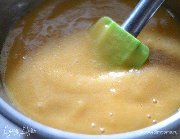 Взбить в блендере абрикосы в пюре.