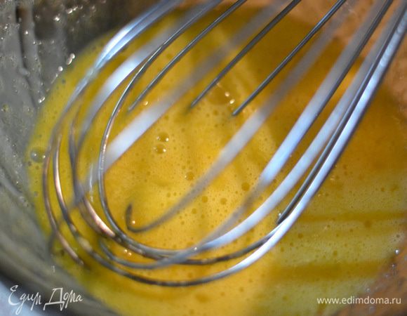 Два желтка и одно яйцо взбить венчиком с 50 г сахара.