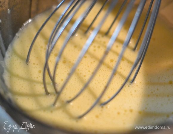 Добавить крахмал и муку, венчиком взбить, чтобы не было ни одного комочка, добавить остальной сок.