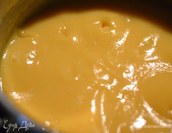 Тем временем поставить кастрюльку с абрикосовым пюре на огонь и дать закипеть. Вылить туда смесь из взбитых яиц, крахмала, муки, сахара и абрикосового сока, варить на среднем огне, не забывая все время помешивать венчиком до первой бульки.