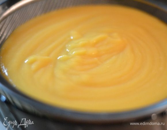 Крем протереть через сито, остудить и отправить в холодильник до охлаждения.