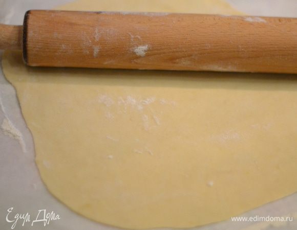 Печем коржи для будущего тортика. Каждый корж раскатываем на пергаменте, посыпанном мукой, очень тонко. Тесто послушное и раскатывается на раз-два! Проколоть вилкой.