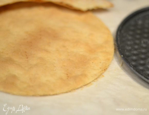 Выпекаем коржи в разогретой духовке при температуре 200°C около 7 минут до золотистого цвета. Сразу же горячими вырезаем круг в нужный нам размер. Размер формы — 21 см.