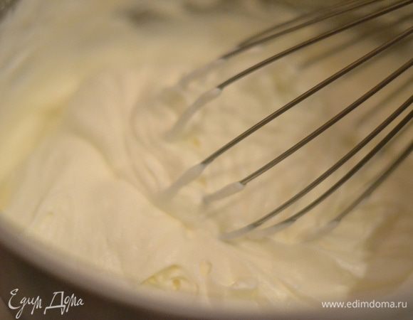Продолжаем готовить крем. Взбить сливки со 100 г сахара до пиков.