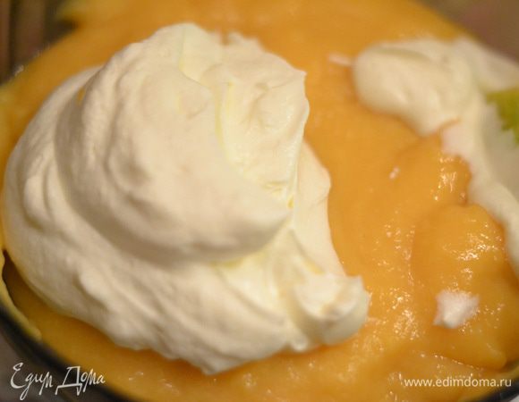 Немного сливок добавить к охлажденному абрикосовому крему и венчиком перемешать.