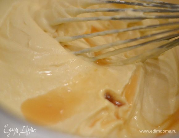 Добавить сахарную пудру (5 ст. л.), ванильную эссенцию, ликер, снова венчиком взбить и вкуснейшее абрикосовое чудо готово!