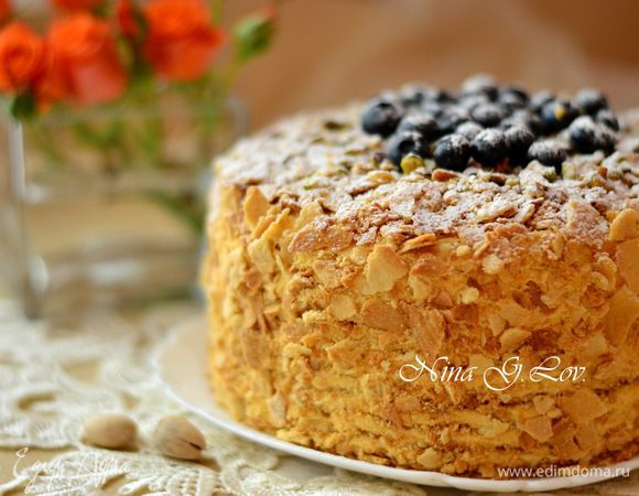 На следующий день украшаем торт обрезками от коржей, посыпаем сахарной пудрой.