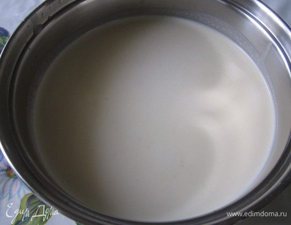 Приготовим сначала блинчики. Яйца растереть с солью и сахаром. Добавить молоко, постепенно всыпать муку. Добавить растительное масло, размешать и оставить при комнатной температуру на 30-40 минут (минимум), а лучше на 2 часа. 