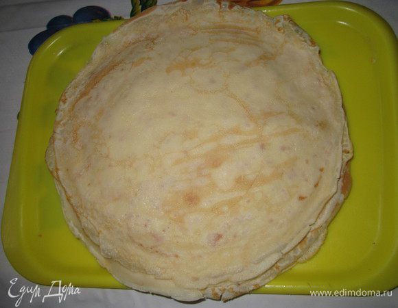 Перед выпечкой в тесто добавить воду (тёплую), размешать и печь блины. 