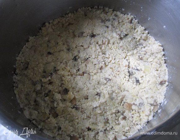 Для начинки грибы и лук мелко нарезать и обжарить на растительном масле. Отварить курицу, пропустить через мясорубку (или мелко нарезать), добавить к грибам с луком, посолить, поперчить. Добавить яичные желтки и обжаривать, помешивая, несколько минут на маленьком огне. Можно добавить немного сливок (чтобы начинка была более сочной).