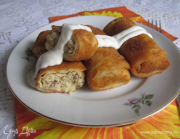 Яйца слегка взбить, добавить воду. Блинчики смочить во взбитых яйцах, запанировать в сухарях и обжарить на растительном масле. (Можно обжарить и без панировки). Такие блинчики обычно мы едим со сметаной. Приятного вам аппетита! 