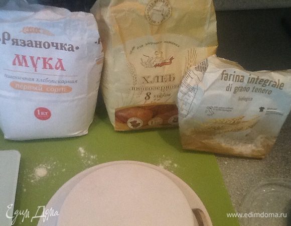 Соединяем три вида муки,втираем дрожжи.