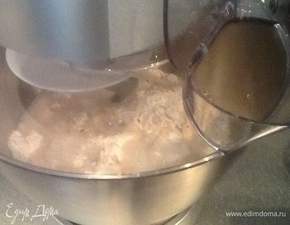 Замешиваем тесто,я делаю это в комбайне,сначала на низкой скорости,затем на  2, минут 6. Мой помощник справился с задачей отлично.