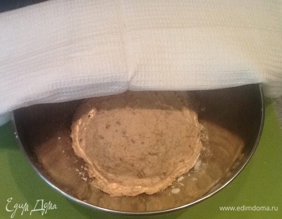 Тесто перекладываем на рабочую поверхность,формируем шар и укладываем в миску,оставляем на один час.