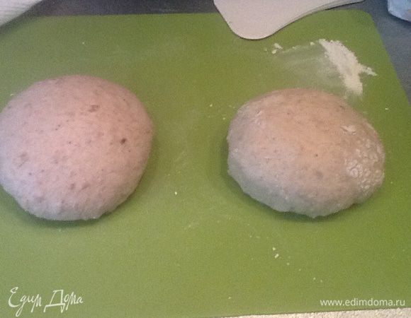 Подошедшее тесто выкладываем на стол,делим на две части,каждую скатываем в шар,накрываем полотенцем,оставляем на 10 минут.