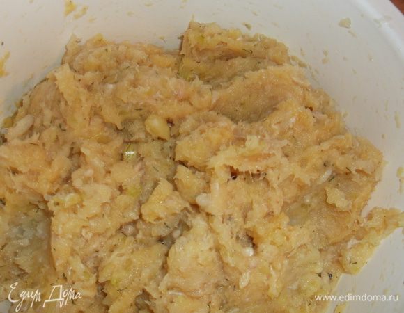 Перемалываем рыбу, лук и чеснок, добавляем 4 желтка, вино, специи: соль, перец..  В общем по вкусу я добавляю травки и щепотку молотого мускатного ореха, перемешиваем.